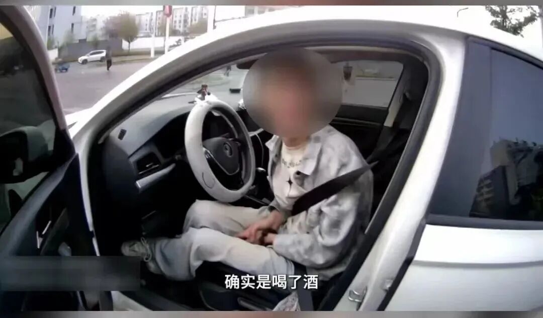 男子凌晨在路口等红灯睡着了......