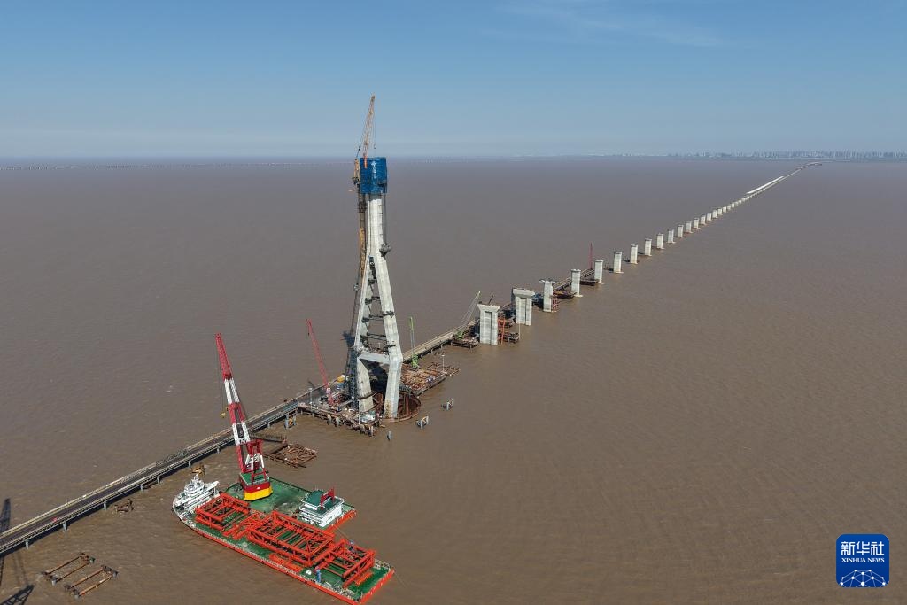 杭州湾跨海铁路大桥南航道桥首座主塔封顶
