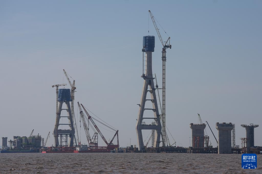 杭州湾跨海铁路大桥南航道桥首座主塔封顶
