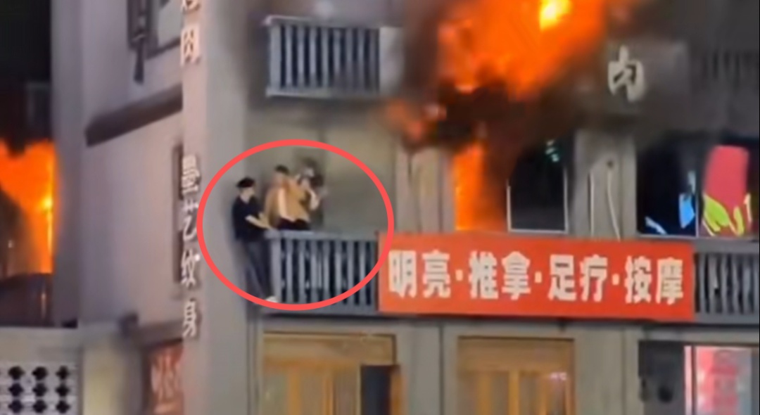 惊险！一商铺突然起火，多人被困阳台