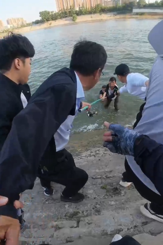 周口男孩意外落水，黑衣“小辫哥”下水救人，目击者：钓鱼捞最终合力用鱼竿拉两人上岸
