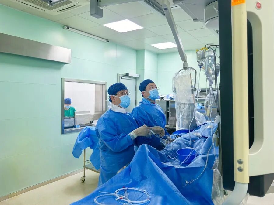 俄罗斯大叔在沪旅行意外发病：剧痛伴随濒死感，病情凶险！上海医生紧急救助