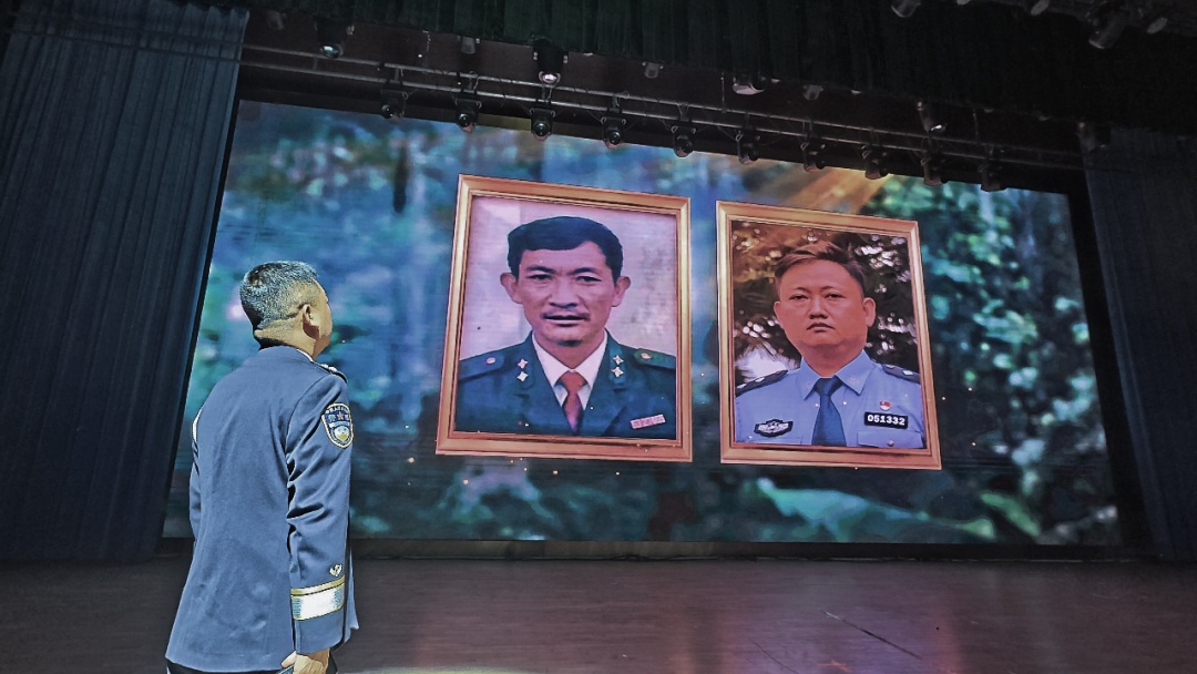 这个轮椅上的敬礼，为何让人泪目？