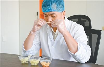 螺蛳粉生产有了酸笋质检员