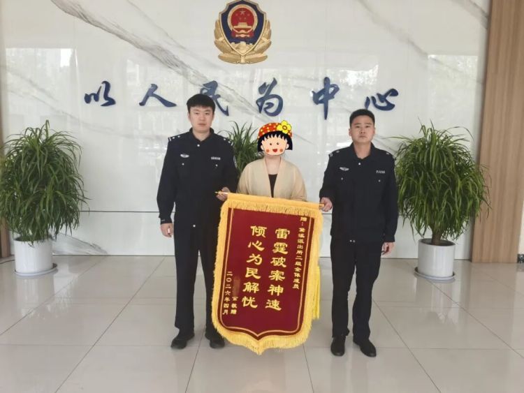 山东邹平一女子盗窃金首饰1小时后......被当街抓获