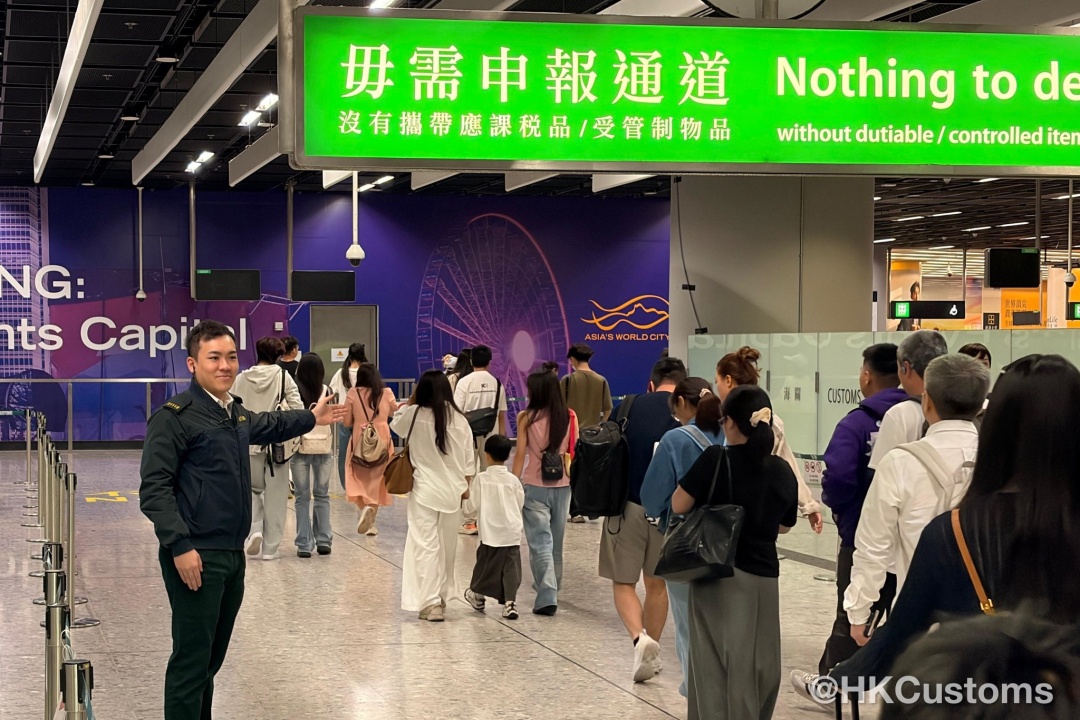 两名香港本地女子跨境偷运2.8亿港币现金到港“洗黑钱”，分别被判监禁58个月及36个月