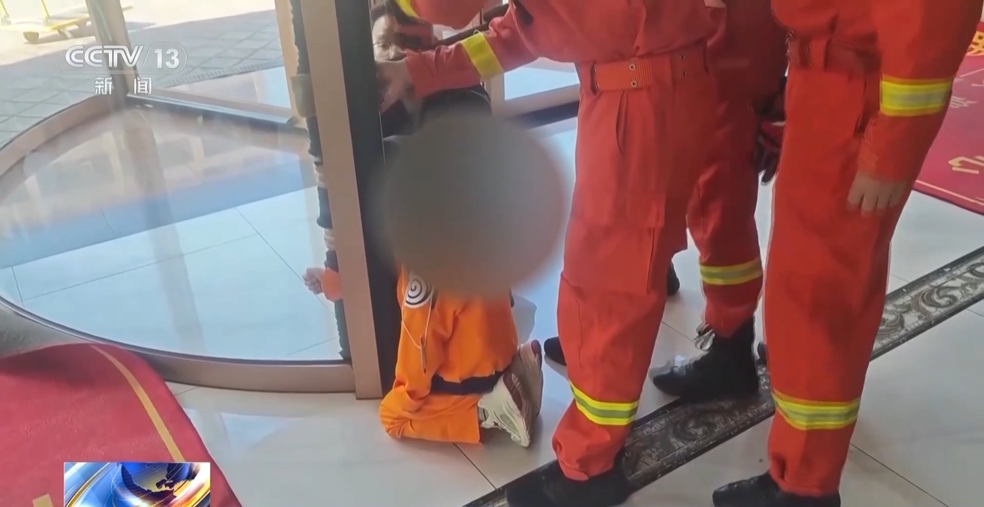 警惕！旋转门暗藏“夹缝陷阱” 家长需留意小孩