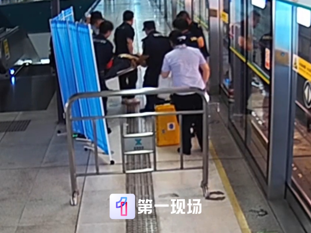 两次电击除颤！一男子在深圳地铁内心脏骤停，心肺复苏、人工呼吸接力抢救