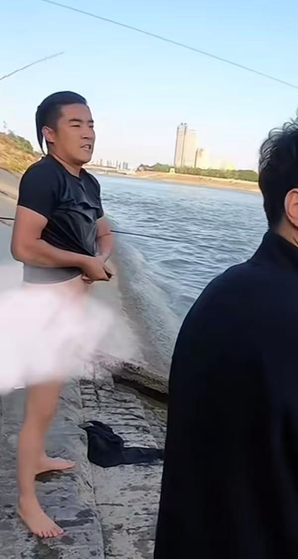 周口男孩意外落水，黑衣“小辫哥”下水救人，目击者：钓鱼捞最终合力用鱼竿拉两人上岸