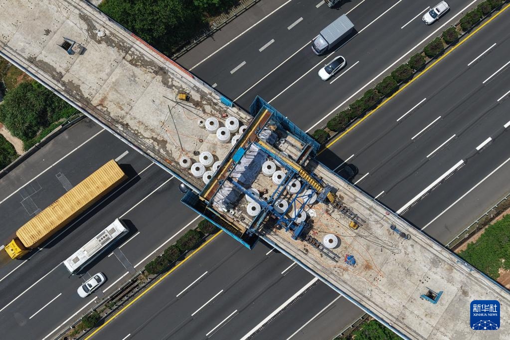衢丽铁路衢江特大桥跨沪昆高速连续梁合龙