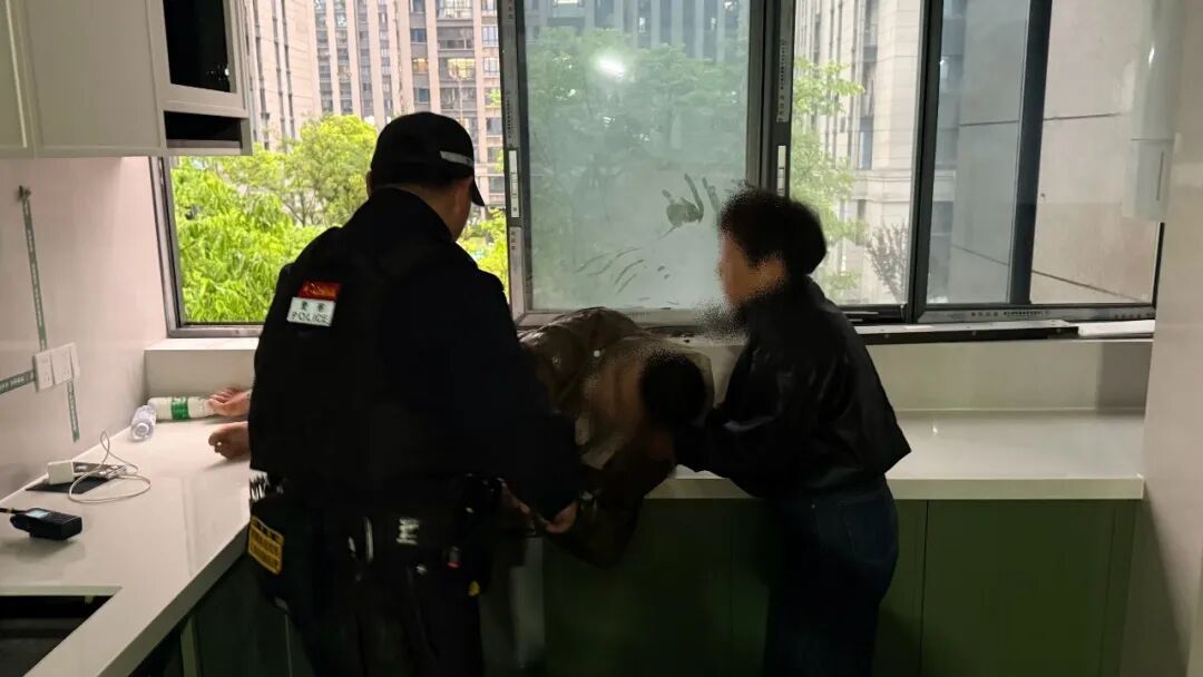 惊险！杭州一男子悬空十米多高窗外，关键时刻伸来救命之手！