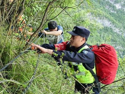 三名湖北男子山上采药被困悬崖 重庆多部门联手营救