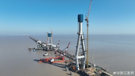 杭州湾跨海铁路大桥南航道桥首座主塔封顶