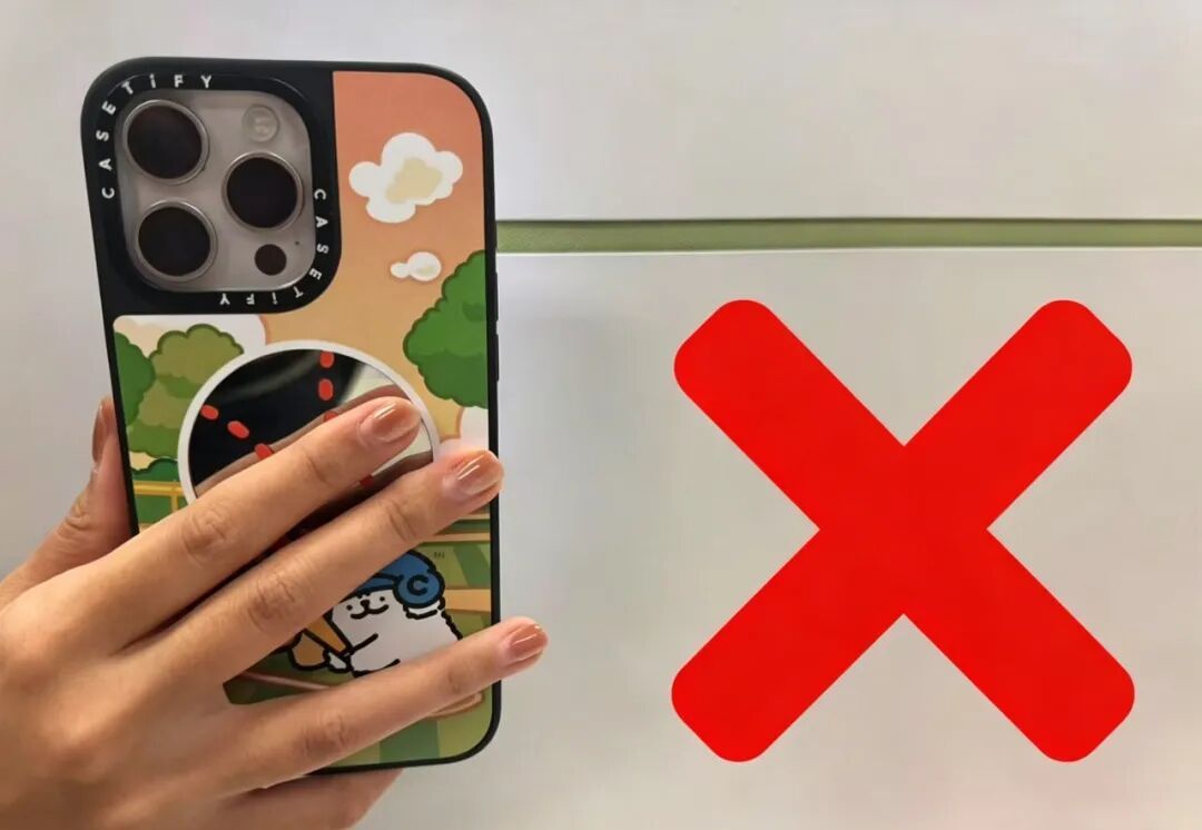 你用小拇指当手机支架吗？快改！小心得“手机手”