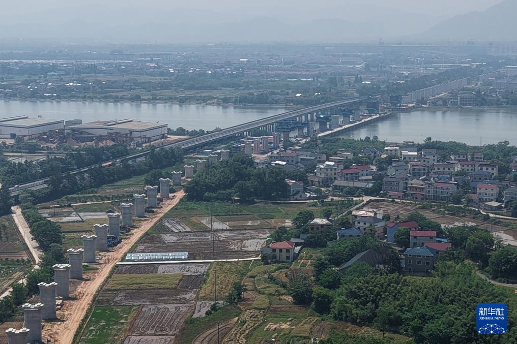 衢丽铁路衢江特大桥跨沪昆高速连续梁合龙