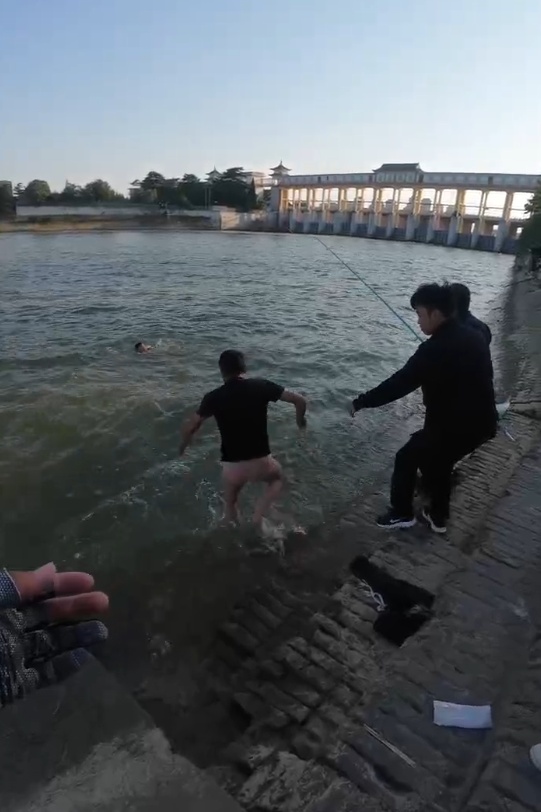 周口男孩意外落水，黑衣“小辫哥”下水救人，目击者：钓鱼捞最终合力用鱼竿拉两人上岸