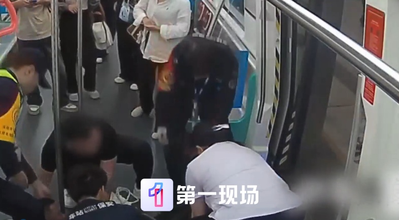 两次电击除颤！一男子在深圳地铁内心脏骤停，心肺复苏、人工呼吸接力抢救