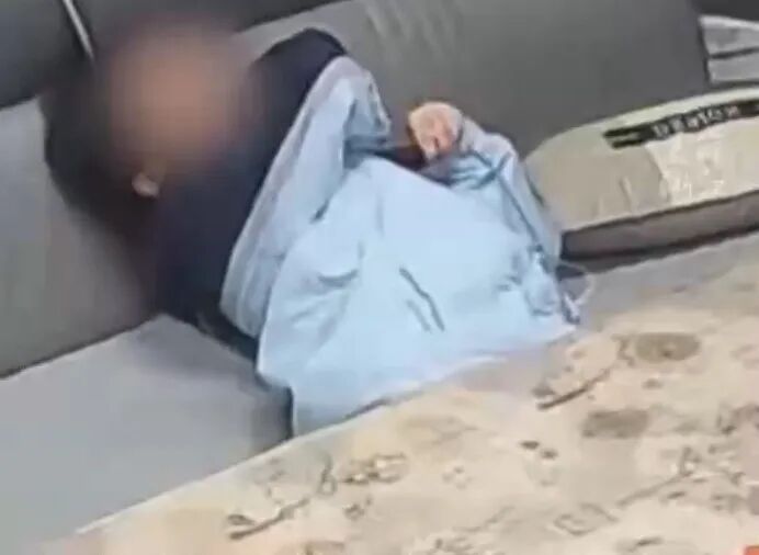 “突然感觉手机‘上头’了！”全身被电无法动弹……这个习惯要当心
