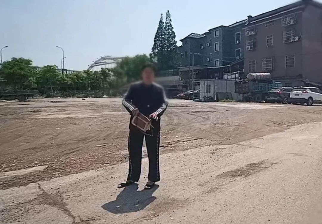 杭州大姐隔着马路看出警：没想到丢包的竟是我自己！警察来得比报警还快