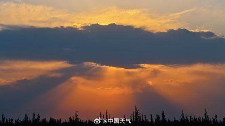 北京现治愈系夕阳与云隙光