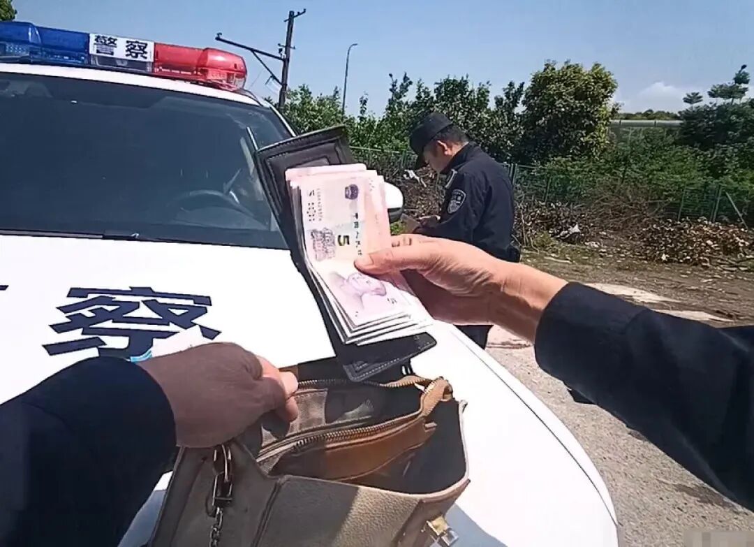 杭州大姐隔着马路看出警：没想到丢包的竟是我自己！警察来得比报警还快