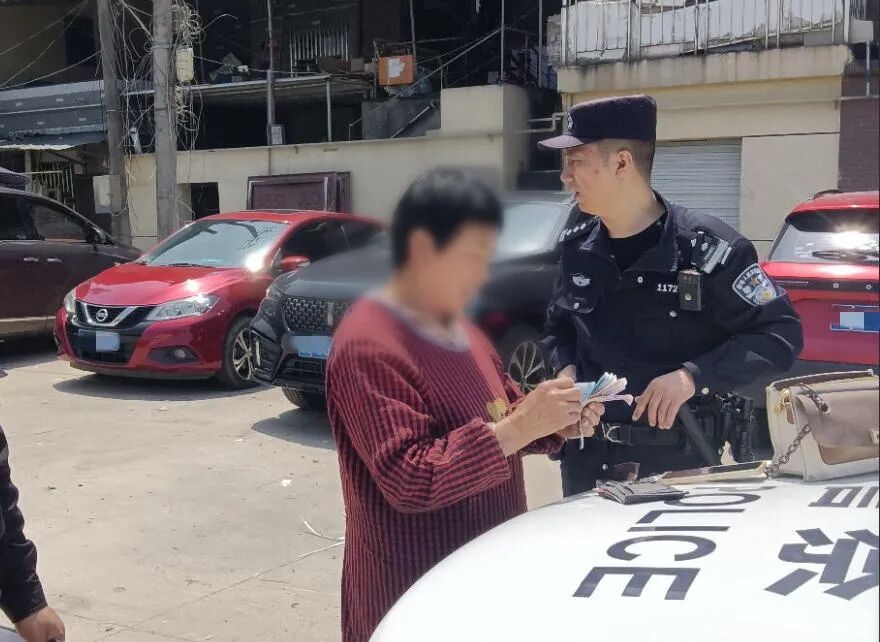 杭州大姐隔着马路看出警：没想到丢包的竟是我自己！警察来得比报警还快