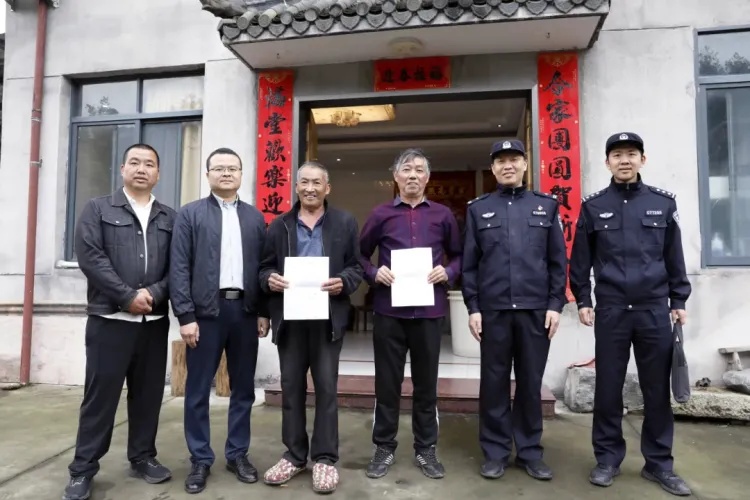 邻居被野猪咬住，两位老人冲上去救人，其中一人身受重伤，事后双双被认定见义勇为