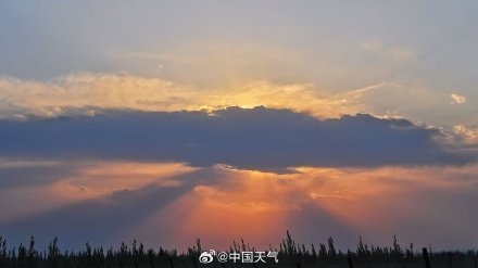 北京现治愈系夕阳与云隙光