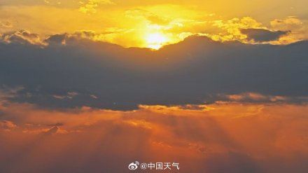 北京现治愈系夕阳与云隙光