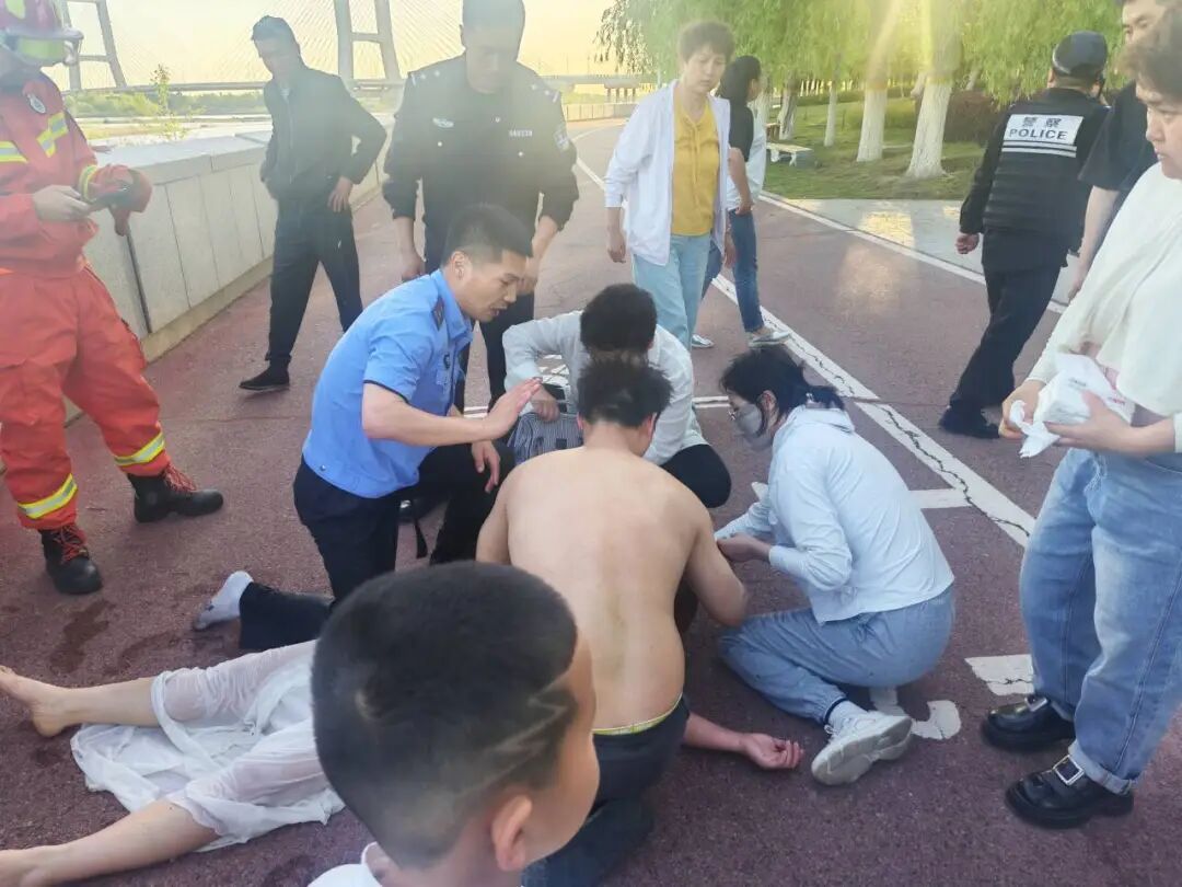 刺骨河水中，这个动作他重复了三遍
