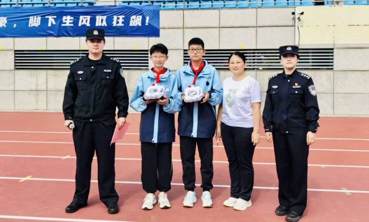 合肥束凡、刘峻熙两位同学，好样的！