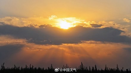 北京现治愈系夕阳与云隙光