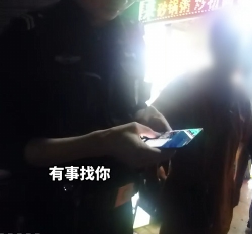 缘~妙不可言！男子穿睡衣盗窃，又穿睡衣“吃瓜”，被民警当场认出