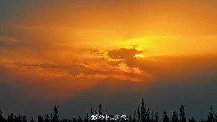 北京现治愈系夕阳与云隙光