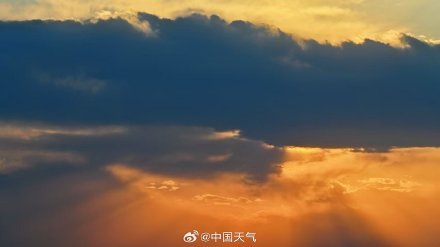 北京现治愈系夕阳与云隙光
