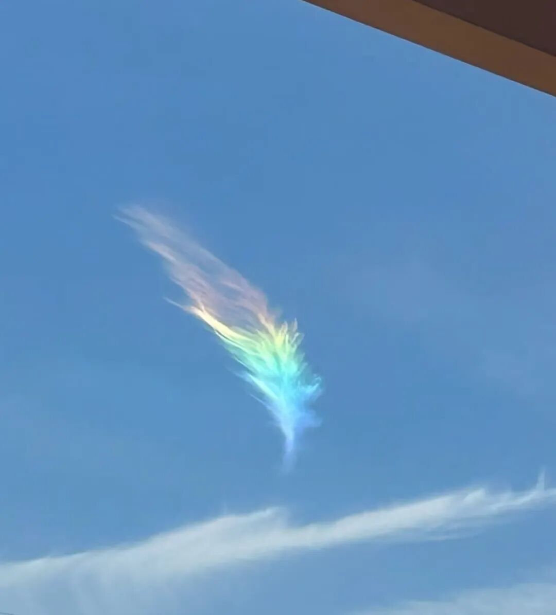 江苏多地天空出现羽毛状“七彩祥云” ，水晶天+阳光直射，多种气象景观齐上演