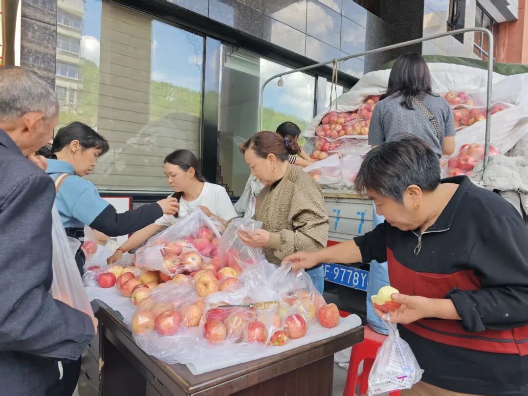 陕西商贩突发脑梗,湖北咸丰人买光其8000余斤苹果,两地互免景区门票,医院回应 陕西商贩突发脑梗,湖北咸丰人买光其8000余斤苹果,两地互免景区门票,医院回应