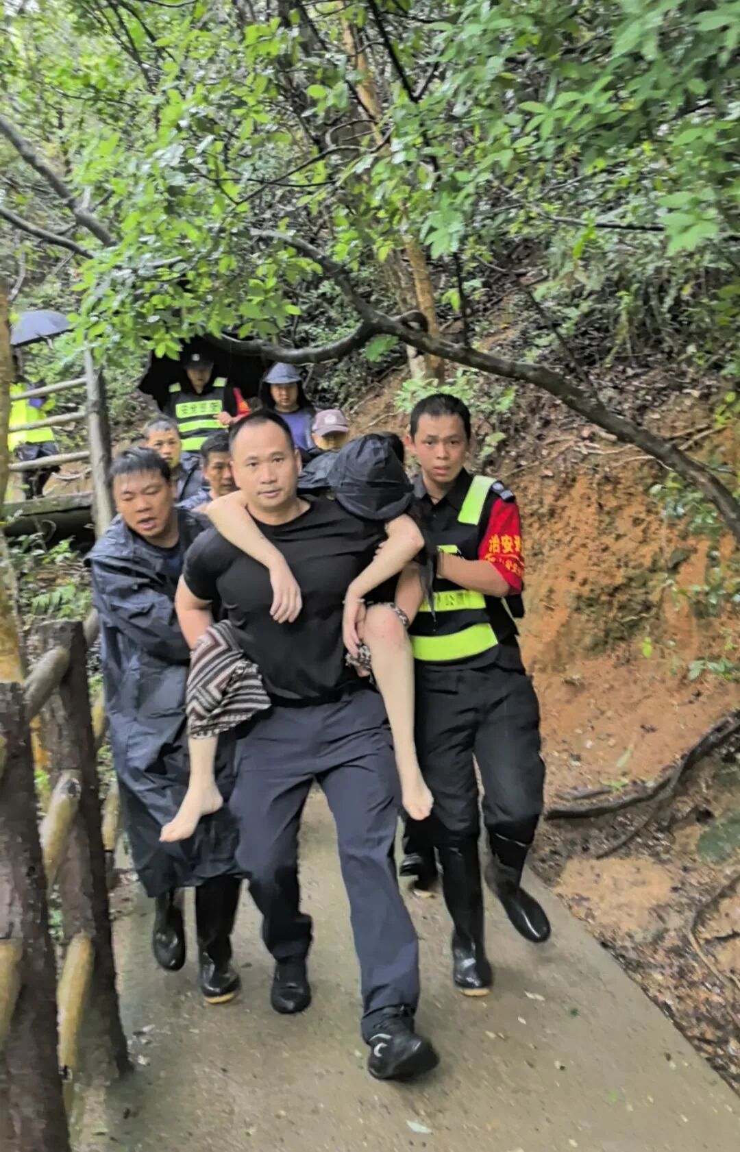 深圳一男子称妈妈在马峦山附近失联，公安冒雨连夜搜山18小时