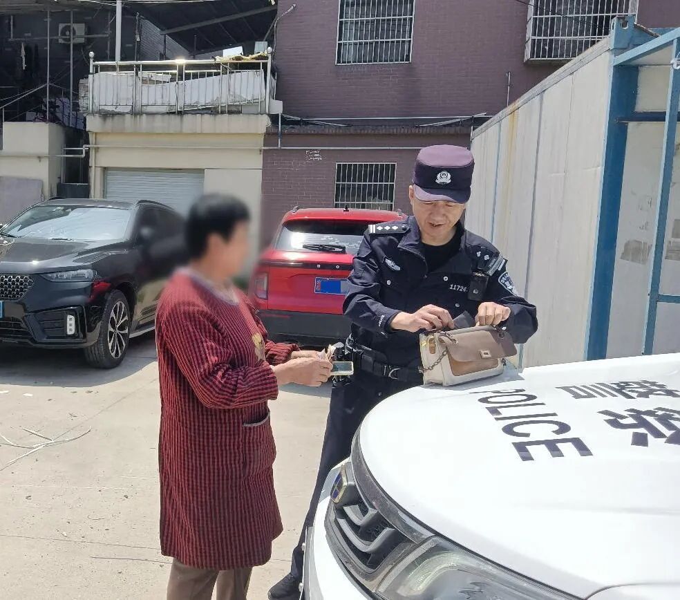 杭州大姐隔着马路看出警：没想到丢包的竟是我自己！警察来得比报警还快