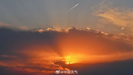 北京现治愈系夕阳与云隙光