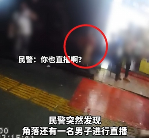 缘~妙不可言！男子穿睡衣盗窃，又穿睡衣“吃瓜”，被民警当场认出