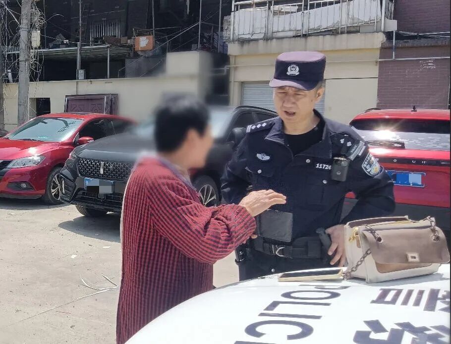 杭州大姐隔着马路看出警：没想到丢包的竟是我自己！警察来得比报警还快