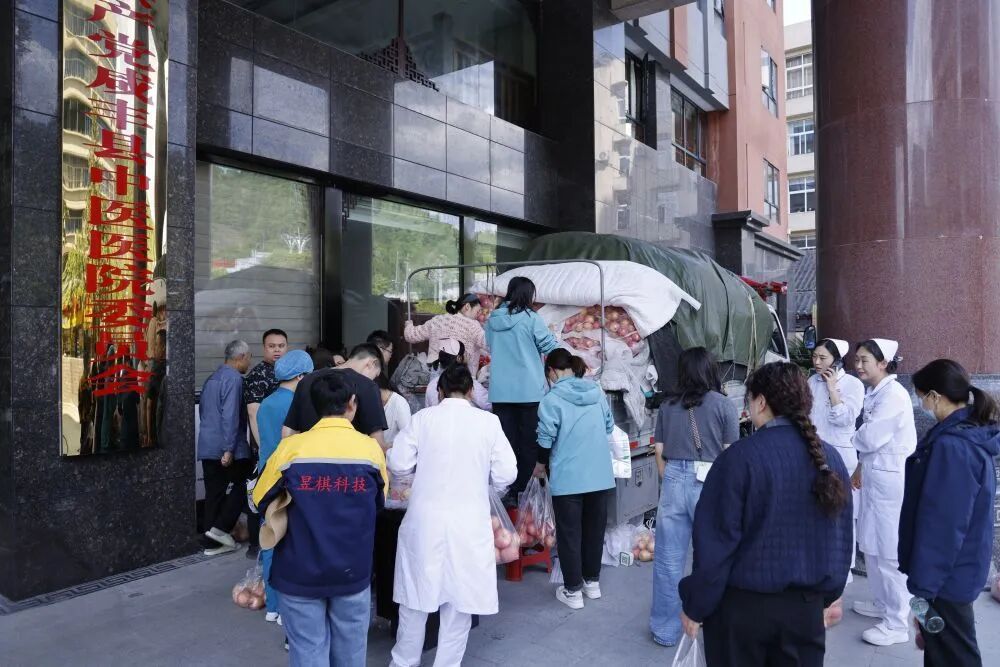 8000斤苹果被买空之后，两地宣布：一年内互免门票