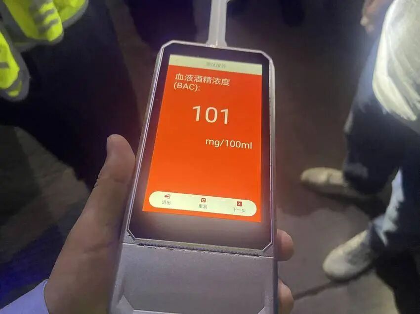 醉驾，证还是假的？ 蔡甸夜查交警逮个正着