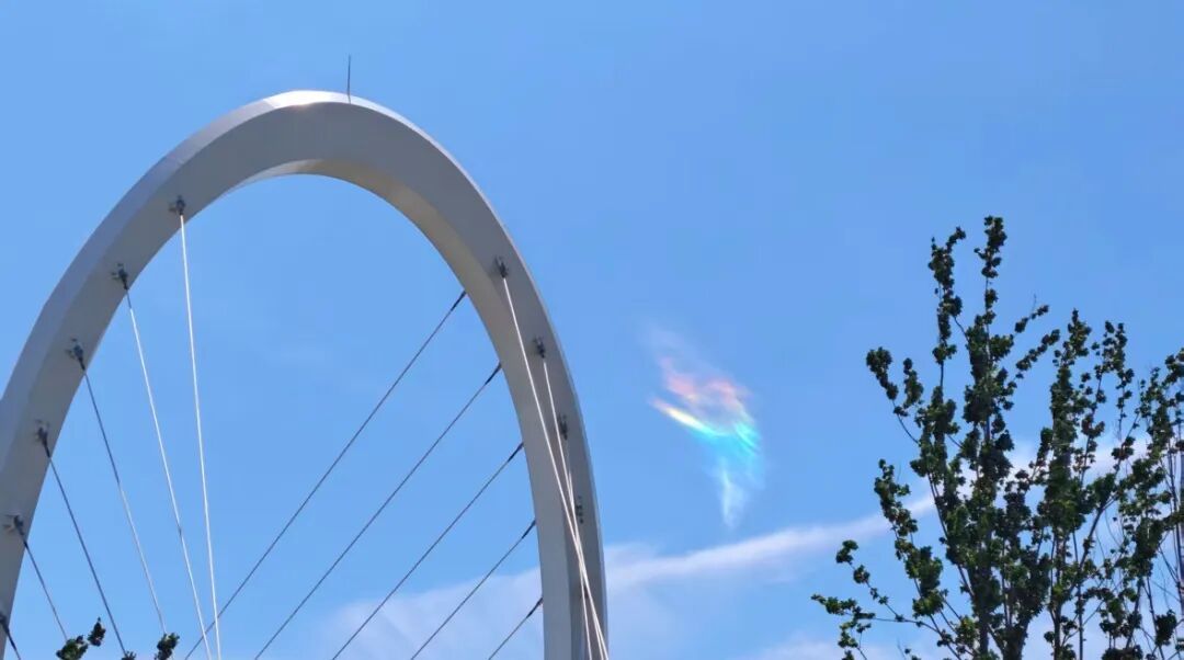 江苏多地天空出现羽毛状“七彩祥云” ，水晶天+阳光直射，多种气象景观齐上演