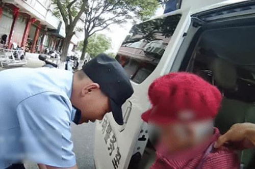 “坐警车多少钱?”“阿婆,不要钱,我们送你回家!” “坐警车多少钱?”“阿婆,不要钱,我们送你回家!”