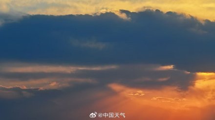 北京现治愈系夕阳与云隙光