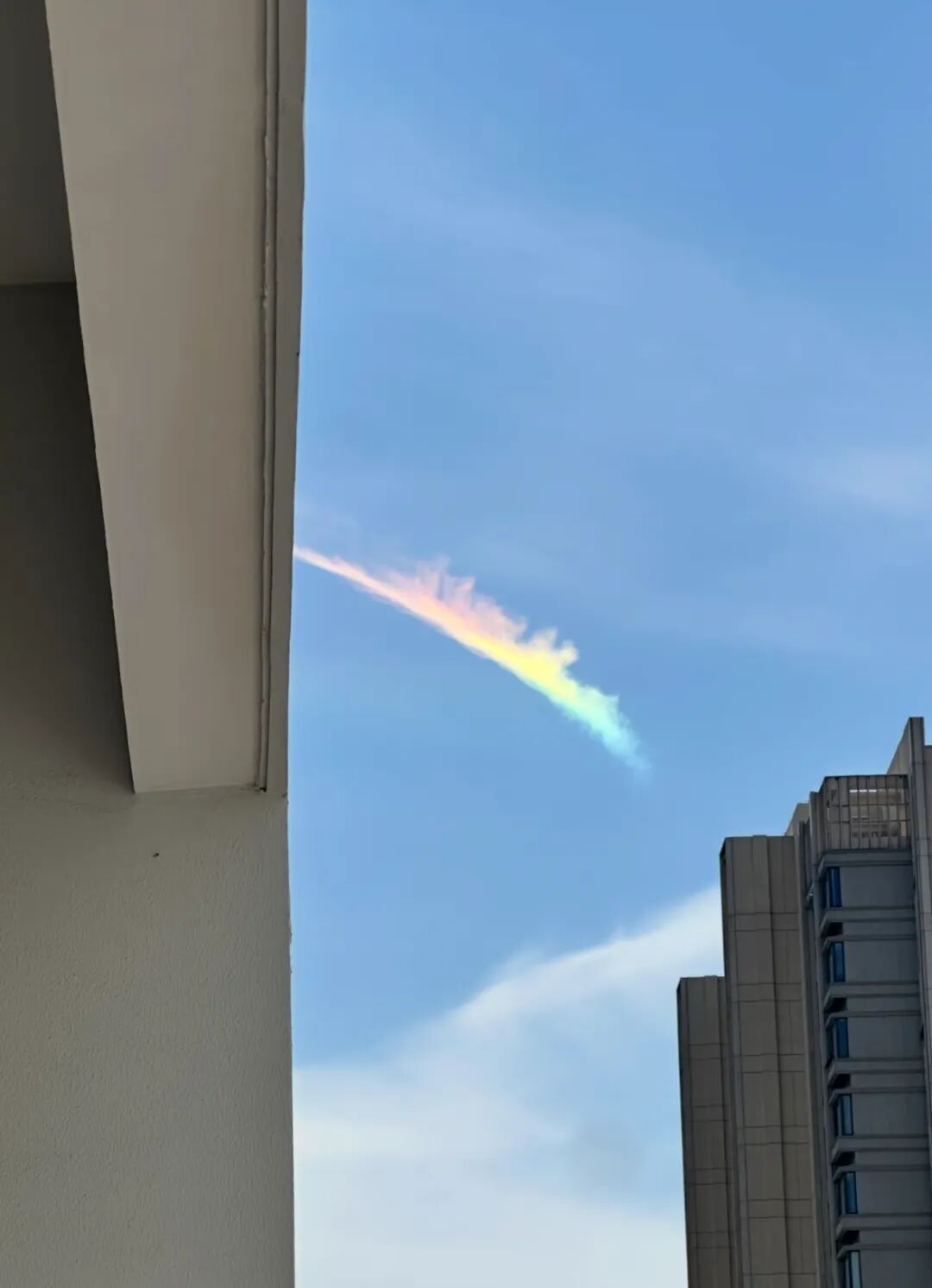 江苏多地天空出现羽毛状“七彩祥云” ，水晶天+阳光直射，多种气象景观齐上演
