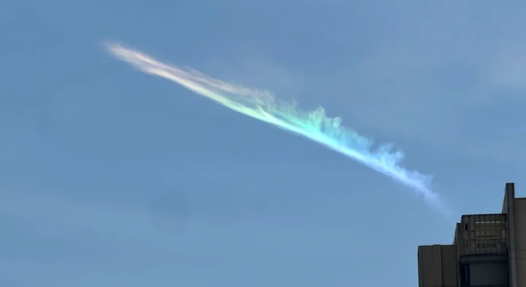 江苏多地天空出现羽毛状“七彩祥云” ，水晶天+阳光直射，多种气象景观齐上演