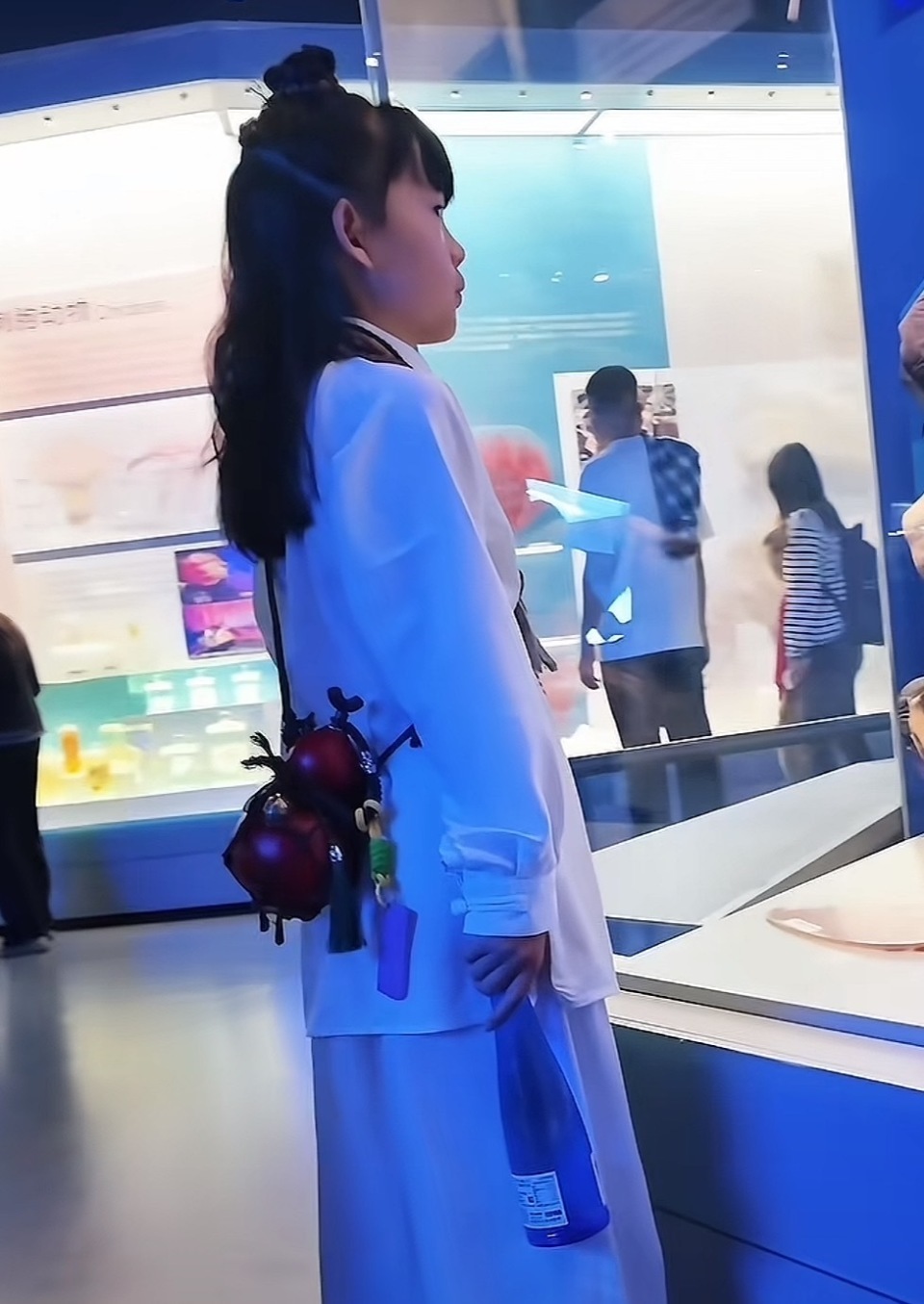“不像鲨鱼牙齿，像犁头鳐的！”9岁小孩姐发现国家海洋博物馆标识错误，馆方邀请回访